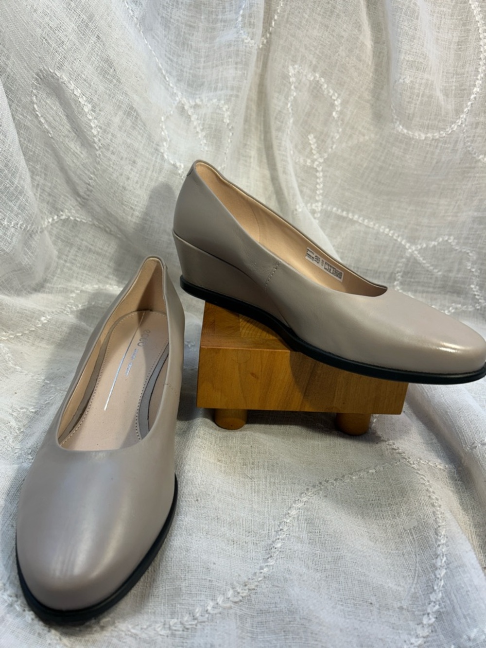 NWOT Ecco wedge leather classic elegant shoes stamped 8-8.5 - Picture 2 of 16